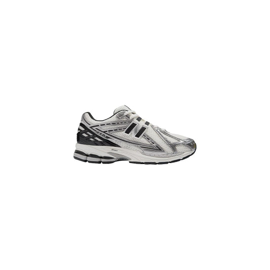 Scarpe New Balance 1906 unisex argento e bianche GC1906ER. Sneakers running basse metallizzate in mesh e materiale sintetico con ammortizzazione ABZORB SBS, supporto Stability Web e suola in gomma, scarpe sportive autunno inverno.