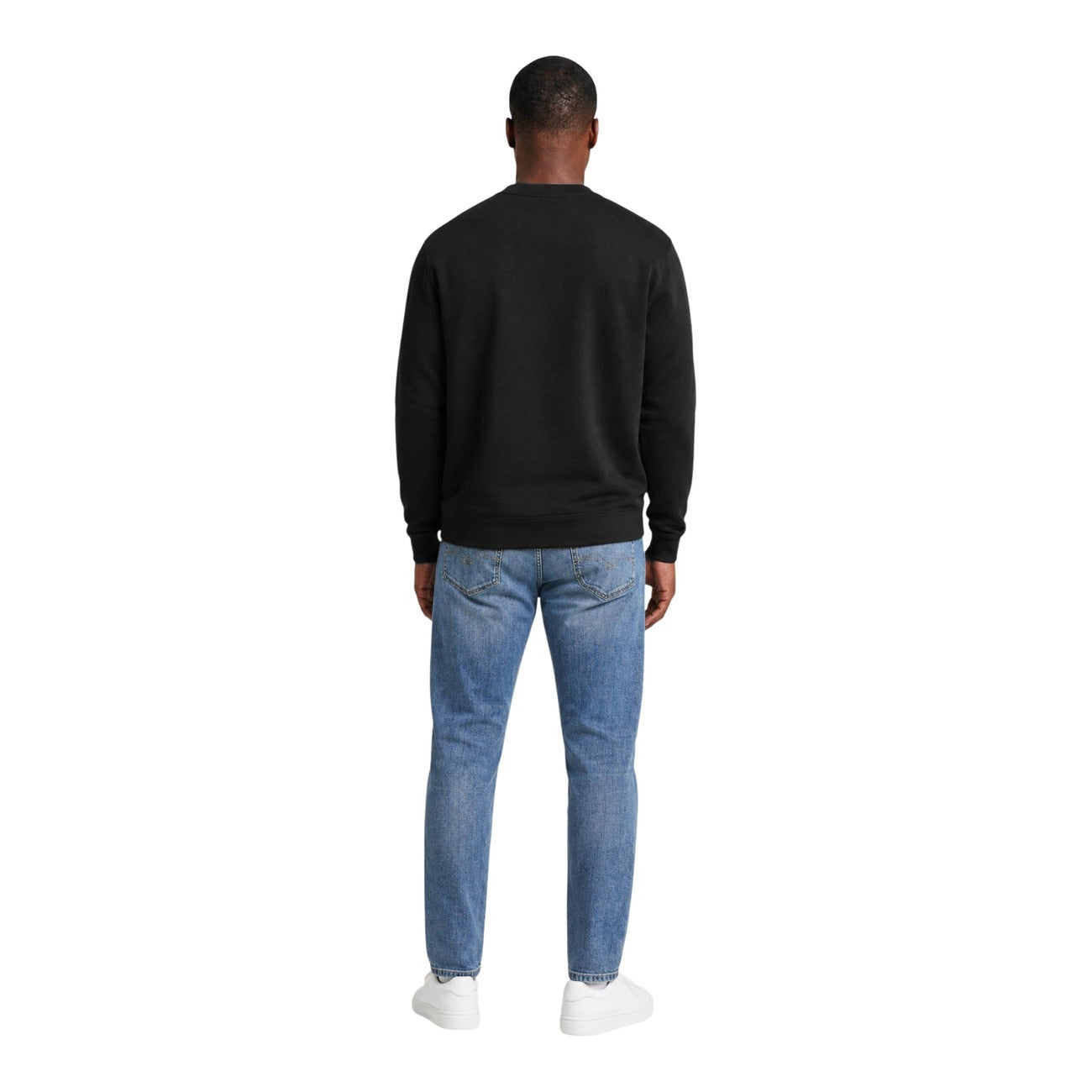 Felpa Girocollo Nera Calvin Klein Jeans; Interno Felpato. Logo frontale, finiture a costine, misto cotone resistente. Versatile, iconica e confortevole per ogni giorno.