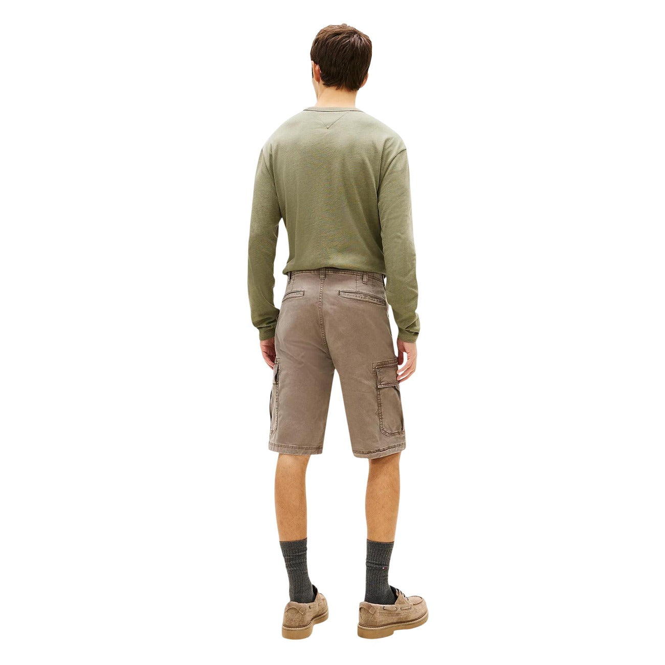 Bermuda Cargo Tommy Hilfiger Jeans; Beige. 97% Cotone Rigenerato, 3% Elastam. Tasche laterali utility, lunghezza sopra il ginocchio, vita regular. Leggeri, resistenti e sostenibili. Vista posteriore 