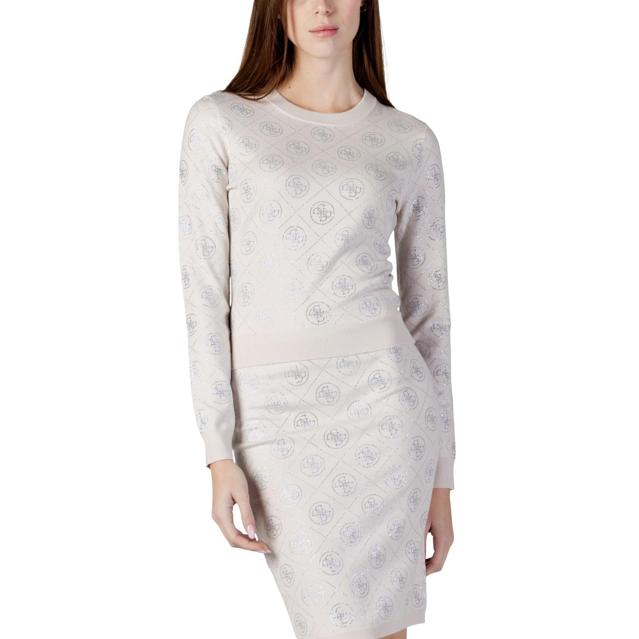 Maglione Guess 4G Strass; Misto Lana Riciclata. Vestibilità regular, maniche lunghe, logo gioiello. Maglia donna calda, luminosa ed ecosostenibile. Colore beige panna vista frontale 