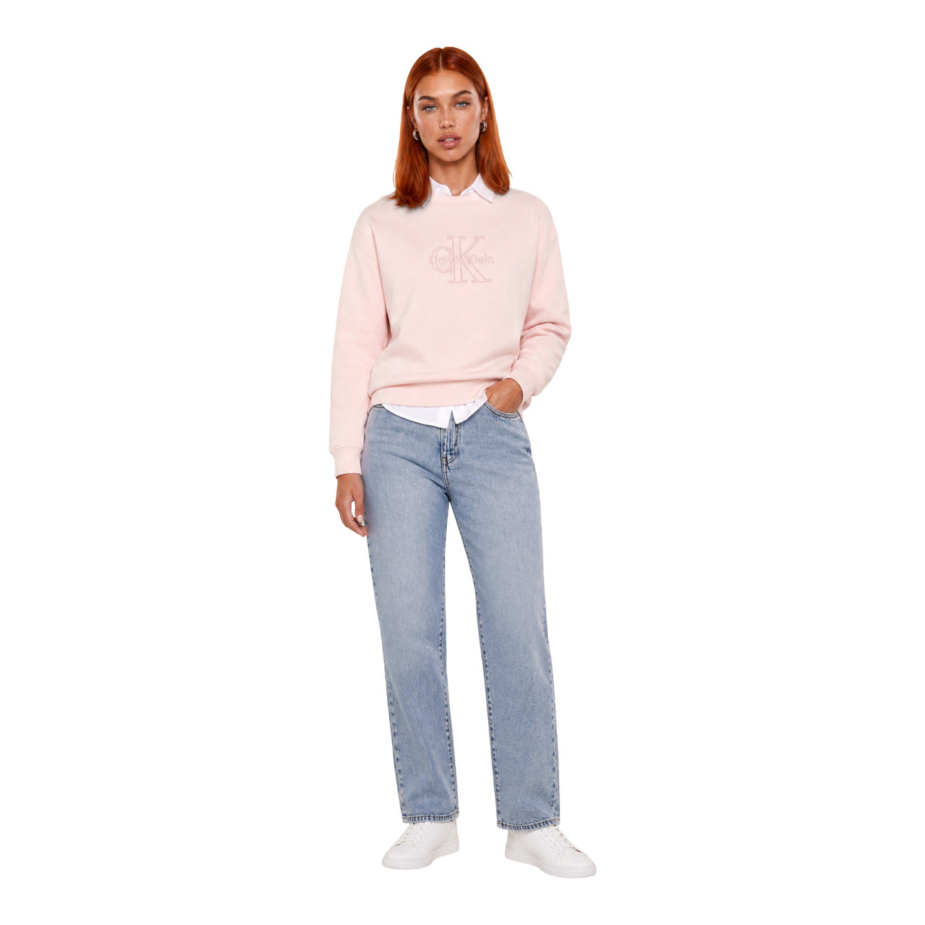 Felpa Donna Rosa Calvin Klein Jeans; Senza Cappuccio. 100% cotone tinta unita, taglio regular fit e scollo a girocollo. Logo CK ricamato tono su tono sul petto, stile casual leggero per la mezza stagione. Vista frontale figura intera 