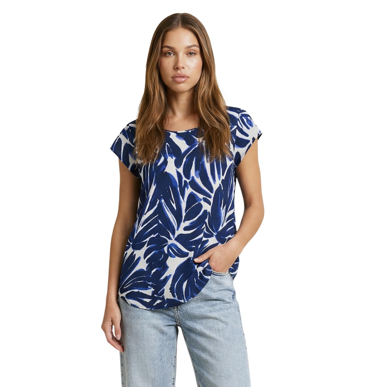Blusa Only ONLNOVA LIFE; 100% Viscosa. Maniche corte, scollo rotondo, stampa grafica moderna. Vestibilità fluida e leggera. Top donna casual-chic per l'estate. Colore blu 