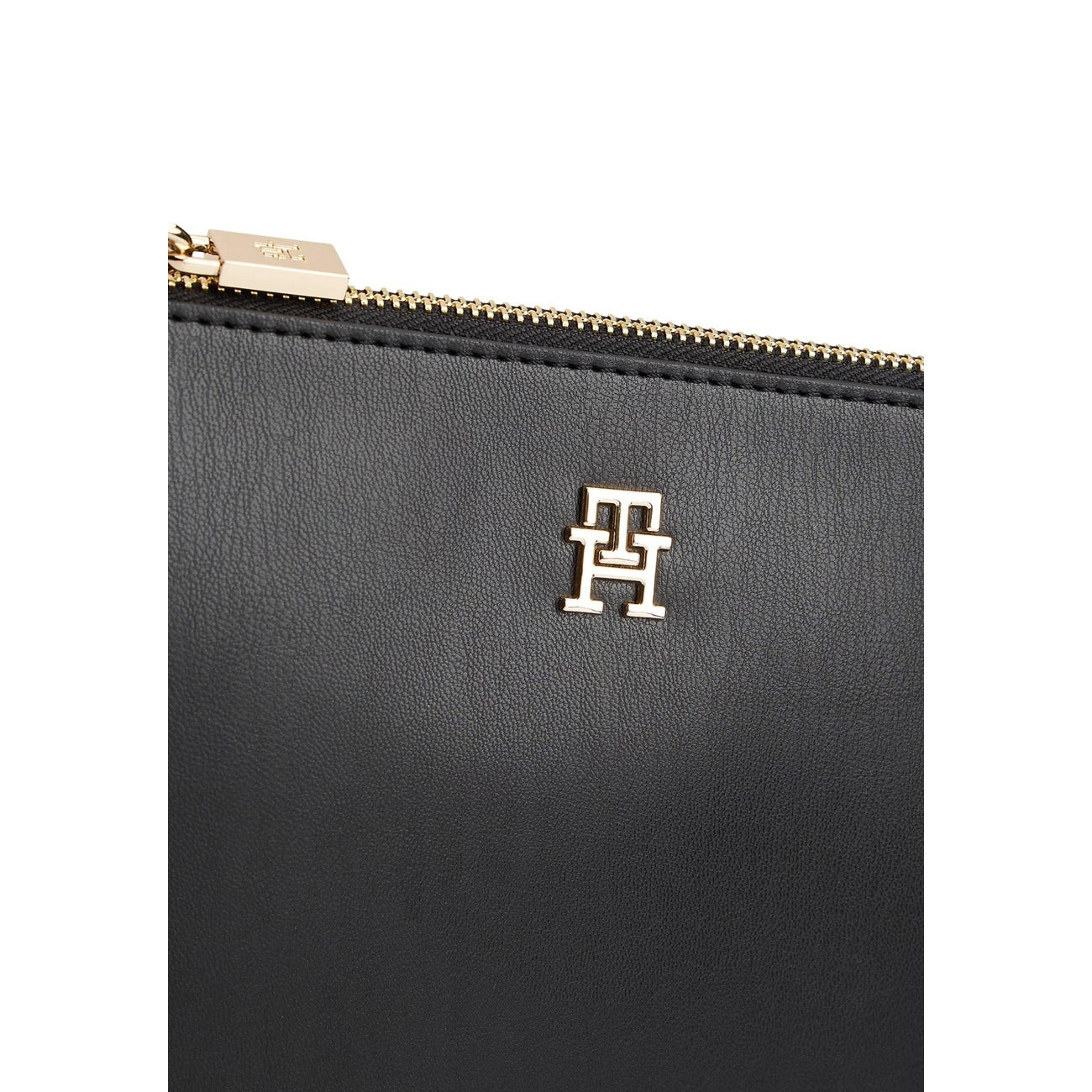 Borsa Tommy Hilfiger Convertible; 100% Poliuretano. Doppia tracolla (catenella e coordinata), chiusura con zip, dettagli metallici dorati. Design versatile e moderno, capienza 2,3 litri. Colore nero vista frontale  Dettaglio logo 