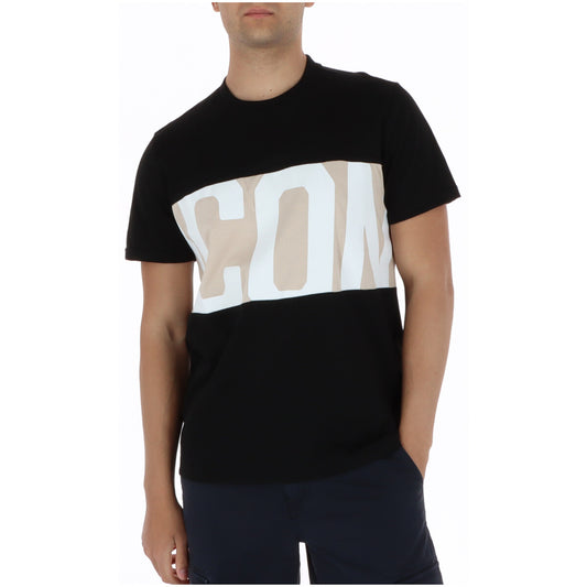 T-shirt ICON Bold Logo; 100% cotone jersey. Banda centrale a contrasto, vestibilità regolare, maniche corte. Maglia urban traspirante, morbida e dallo stile grafico deciso. Colore nero vista frontale 