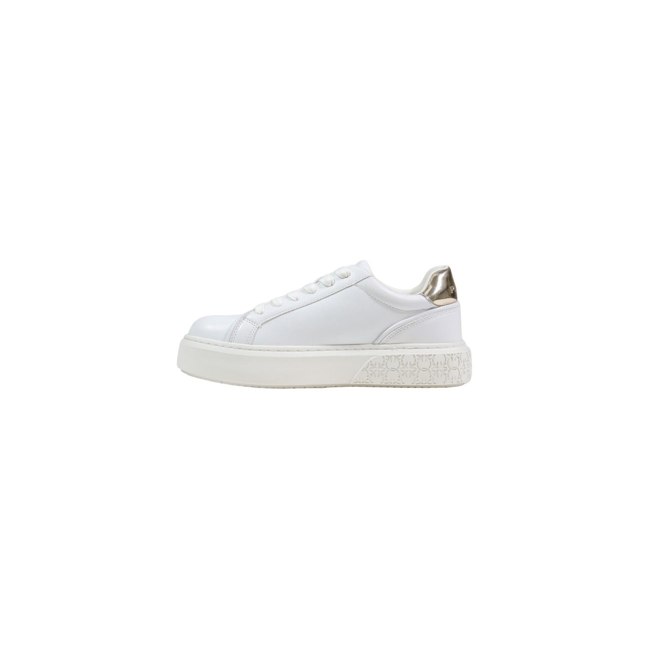 Sneakers Pinko Yoko 06; Bianco, 54% Pelle. Charm logo laterale, dettaglio metallico, suola platform 3 cm. Fodera interna in pelle, stile versatile e robusto. Vista laterale 