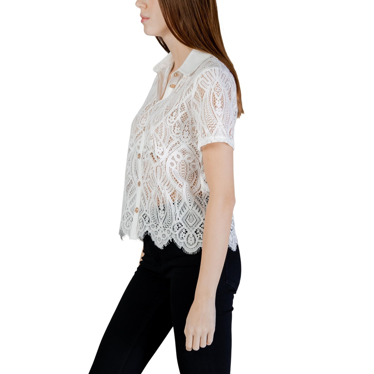 Camicia Morgan De Toi in pizzo maniche corte donna bianca con bottoni scollo tondo colletto classico 62% cotone 38% poliammide - vista laterale indossata da modello