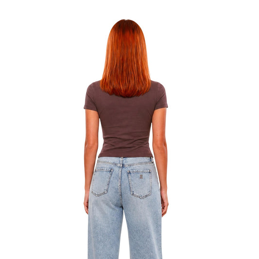T-shirt Guess Active donna marrone modello V6YI02 K4259. Maglietta a maniche corte slim fit in jersey di viscosa stretch con scollo tondo e logo Guess ricamato sul davanti, t-shirt sportiva leggera e casual per il tempo libero e l'allenamento.