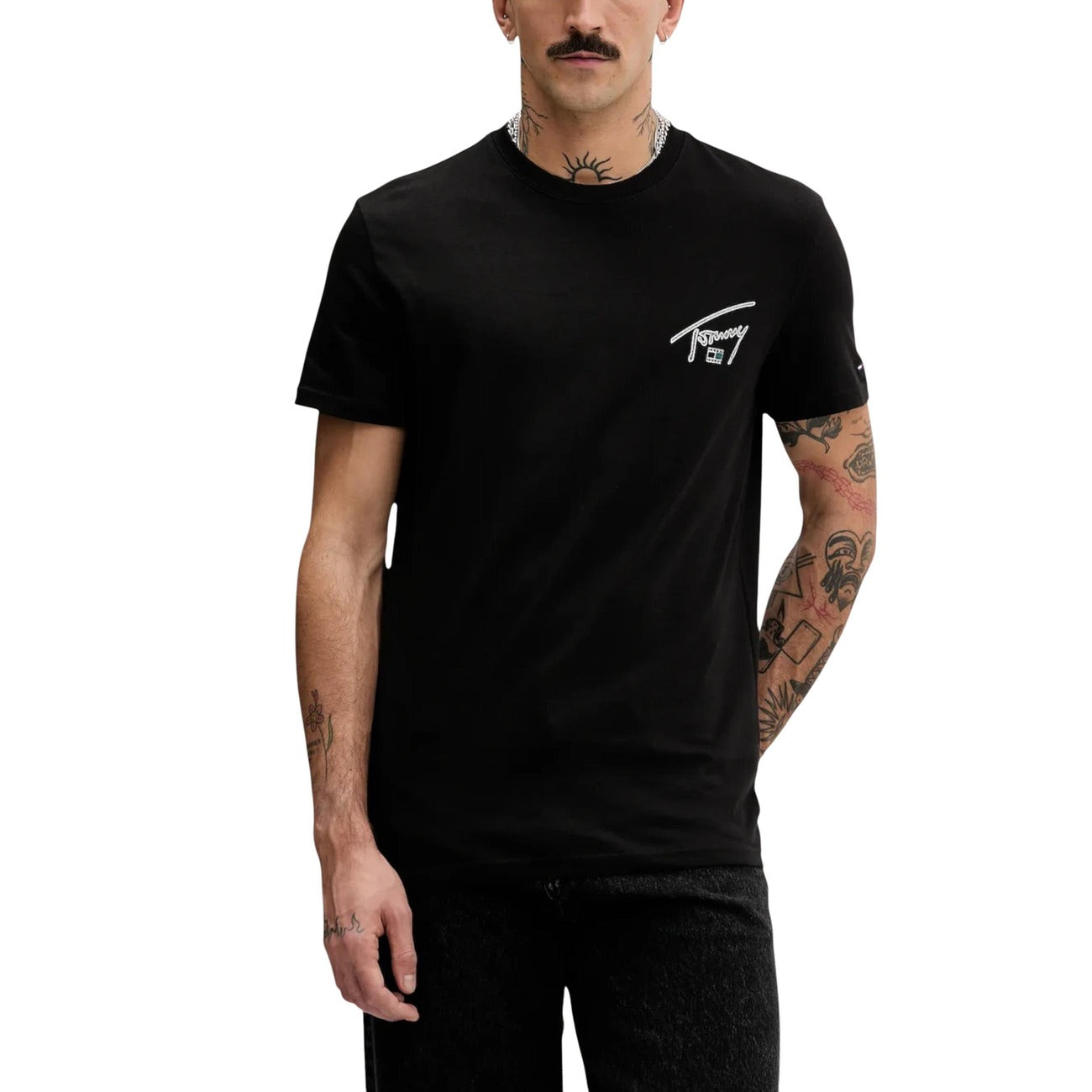 T-shirt Tommy Jeans Graffiti; 100% Cotone. Logo firma oversize sul retro, branding sul petto, vestibilità regular. T-shirt uomo fresca e traspirante dal design urban-art. Colore nera vista frontale