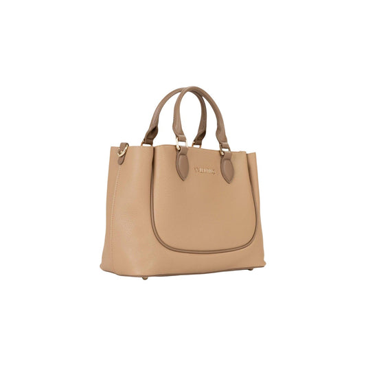 Valentino Bags Daphne RE Shopping Beige; 100% Poliuretano martellato. Doppi manici, tracolla regolabile, chiusura con cerniera. Dimensioni medie, stile 4 stagioni con logo dorato.