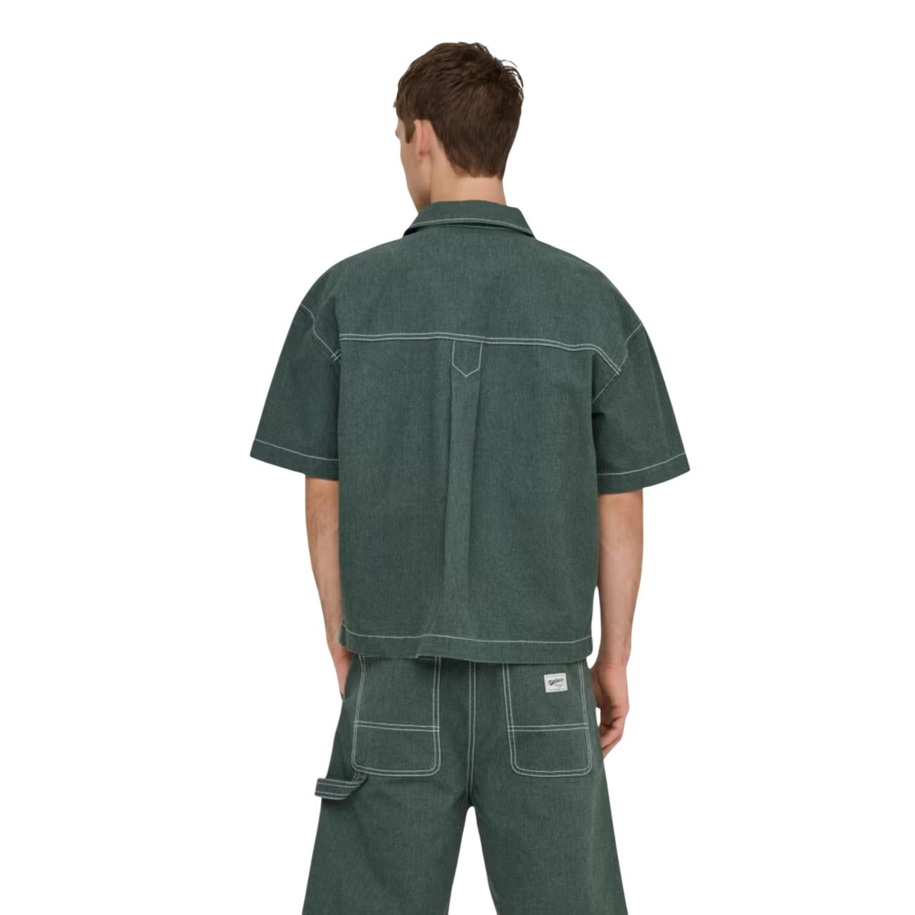 Camicia Manica Corta Only & Sons ONSZEALAND; Verde. 60% Cotone, 40% Poliestere. Loose Fit, doppie tasche frontali, tessuto tinto in filo resistente. Stile casual contemporaneo. Vista posteriore 