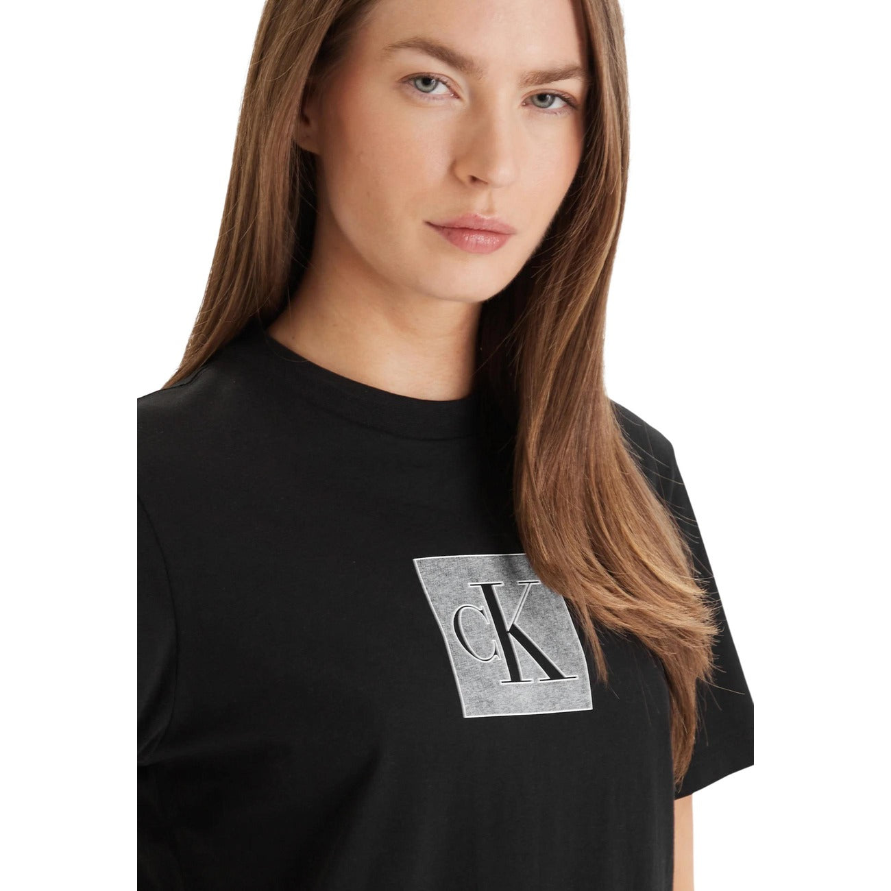 T-shirt Calvin Klein Jeans Donna Nera; 100% Cotone. Logo CK frontale, maniche corte, vestibilità regular. Capo essenziale e versatile per tutte le stagioni, stile casual-chic. Dettaglio logo