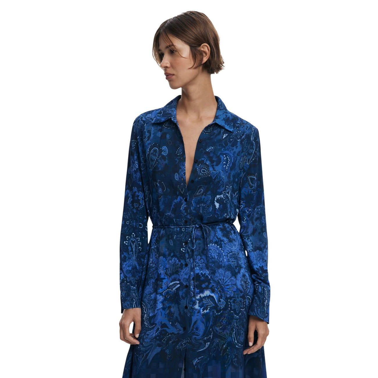 Abito camicia midi Paisley; Viscosa EcoVero™, cintura con fiocco, manica lunga. Regular fit, bottoni frontali, collezione AW25 sostenibile. Dettaglio scollo 