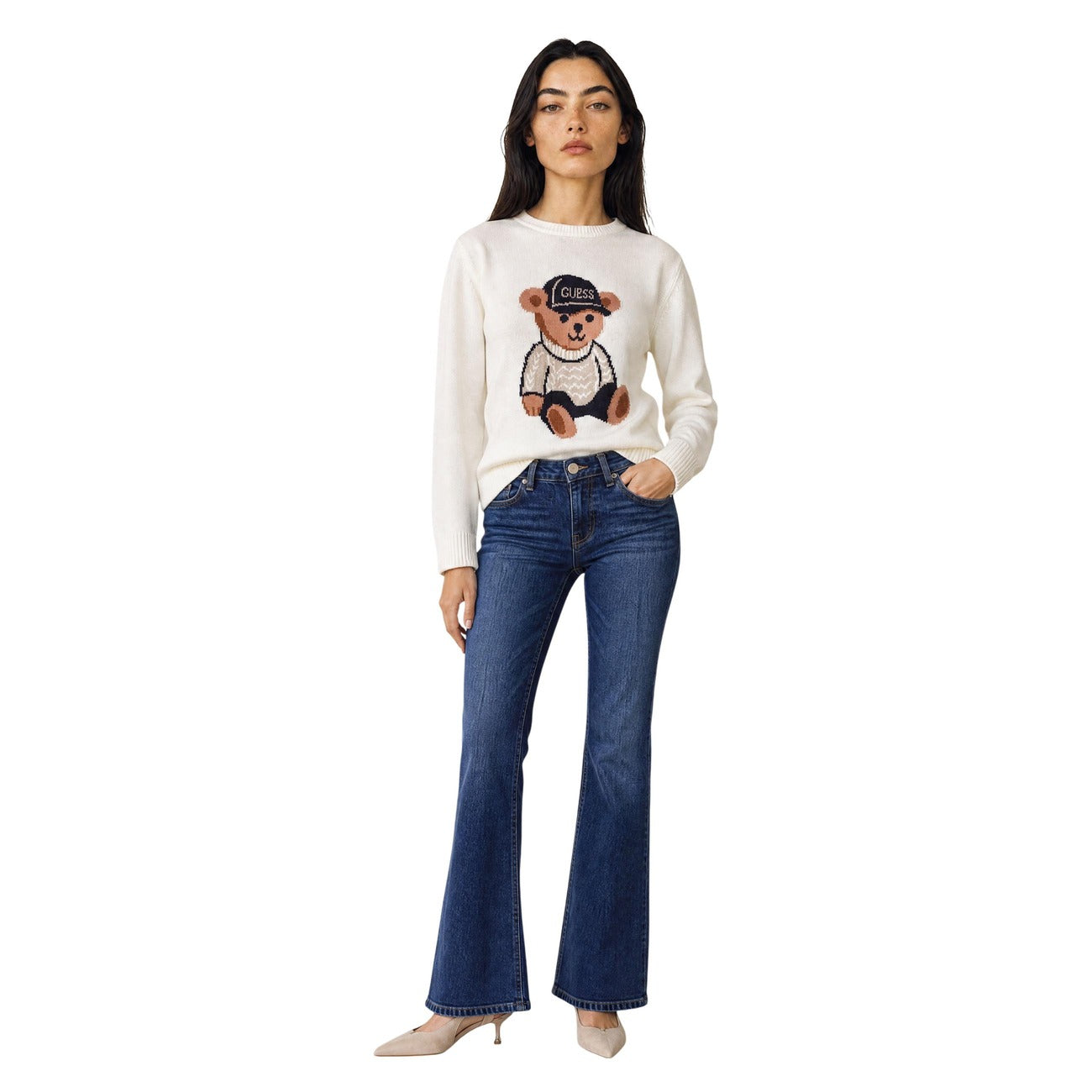 Maglia Guess donna bianca con orsetto Alicia Bear W6BR84 Z1927. Pullover girocollo a manica lunga in filato morbido con stampa intarsio orsetto e logo Guess, bordi e polsini lavorati a coste.