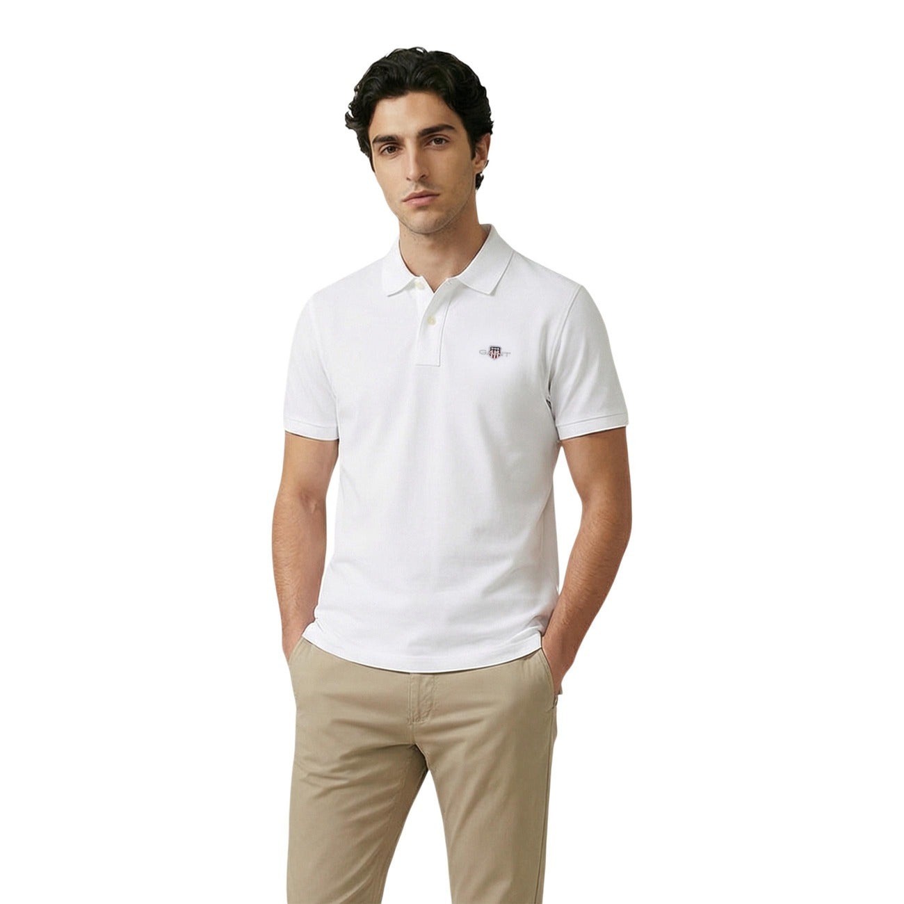 Polo GANT Shield; 97% cotone piqué, 3% elastam, colletto classico, logo ricamato. Stile versatile, elegante e confortevole. Colore bianco. Vista frontale 