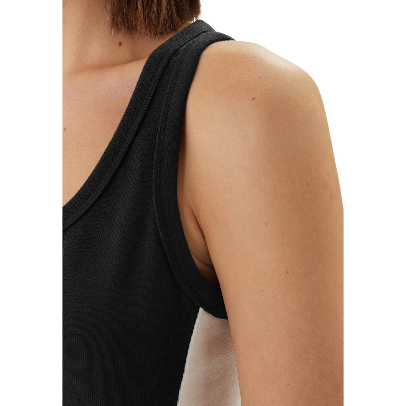 Canotta Jersey Calvin Klein; Nero. 100% Cotone. Fit aderente, dettagli laterali a contrasto, logo ricamato. Leggera, traspirante e versatile per sport e relax. Dettaglio spallina 