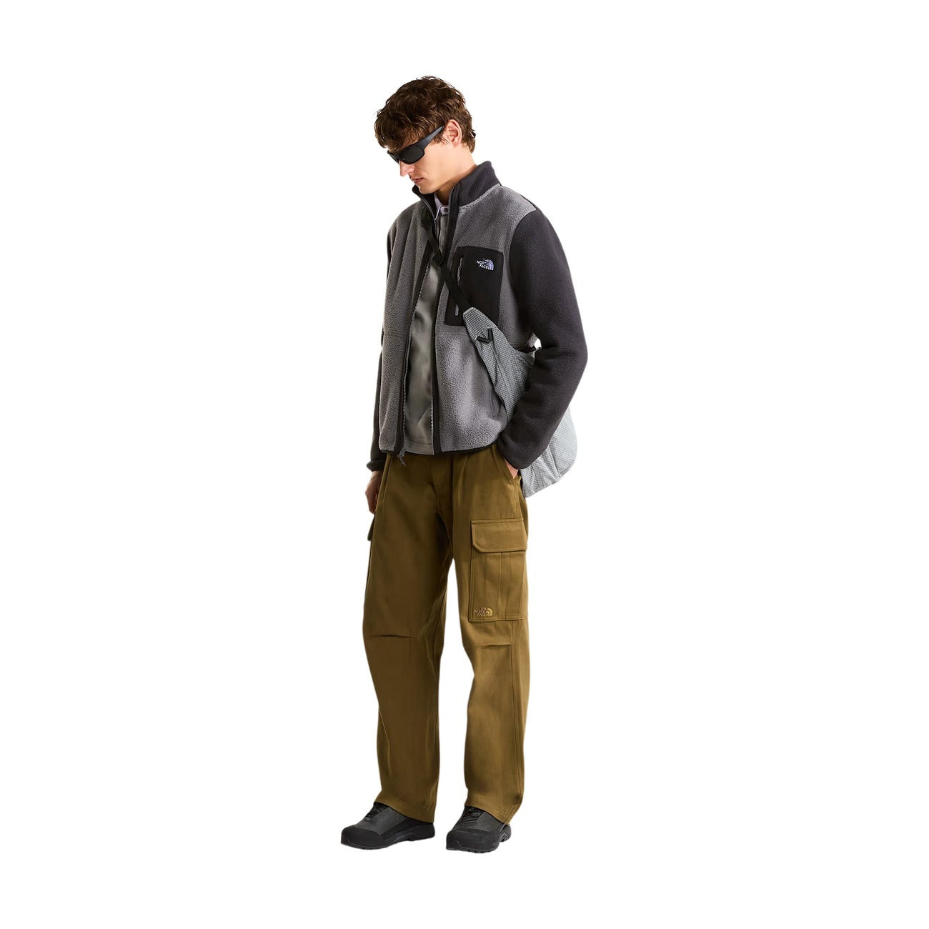Giacca pile The North Face Yumiori Full Zip uomo Smoked Pearl TNF Black. Giubbotto in pile pesante da trekking e outdoor grigio e nero con cerniera zip, tasche laterali, taschino al petto e collo alto, abbigliamento montagna autunno inverno.