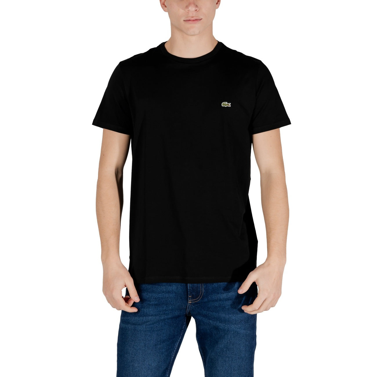 T-shirt Lacoste Basic Logo uomo nera con logo maniche corte scollo tondo - vista frontale indossata da modello

