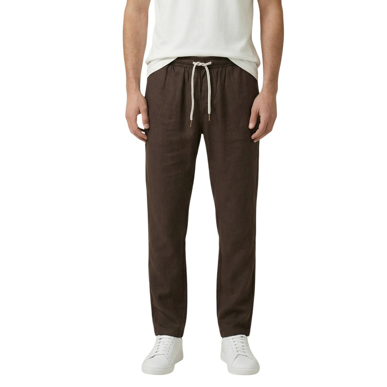 Gianni Lupo Pantaloni marroni Regular Comfort; 100% Lyocell leggero, vita con elastico e cordoncino, stile urban versatile perfetto per il tempo libero e le giornate calde. Vista frontale 