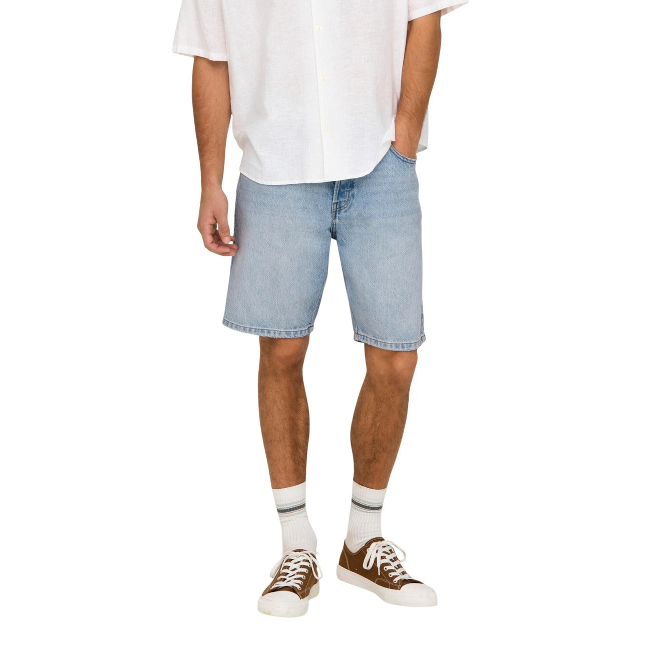 Bermuda Only & Sons Onsedge 2041; 20% cotone riciclato. Denim Tai slavato, cinque tasche, vita media. Shorts uomo resistenti, freschi e dalla vestibilità regolare per ogni giorno.