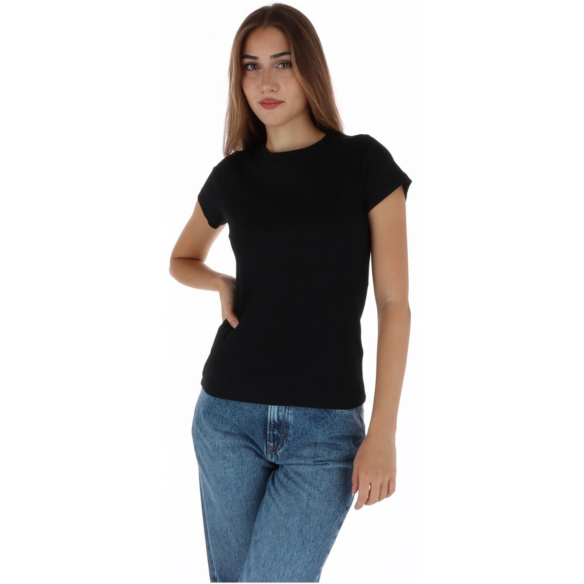 Maglietta nera donna a costine Pepe Jeans PL506037. T-shirt mezza manica in 95% cotone e 5% elastan con mini logo stampato tono su tono.