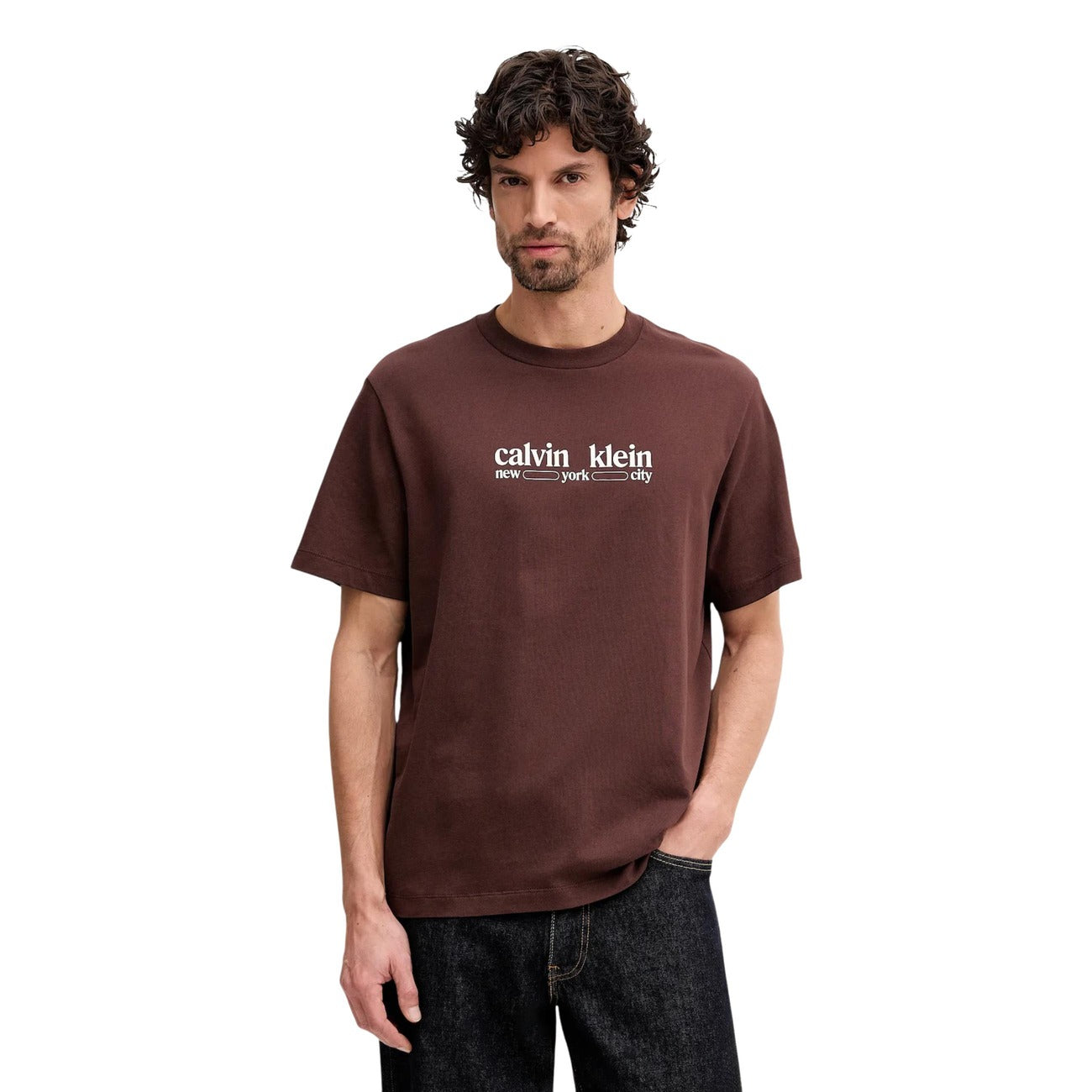 T-shirt Calvin Klein Jeans marrone NYC; 100% Cotone. Logo frontale stampato, maniche corte, vestibilità regular. Capo versatile 4 stagioni, stile casual-urbano autentico.