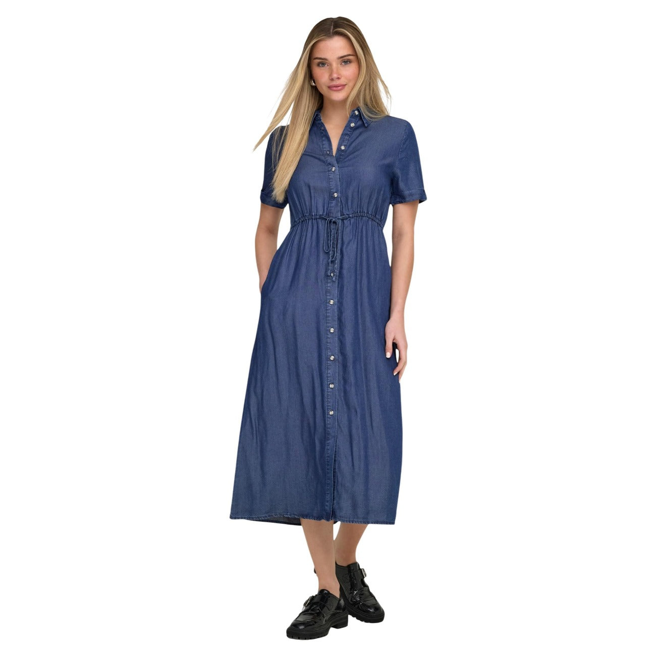 Abito chemisier Only Onlcharis; 100% Lyocell blu. Coulisse in vita, maniche corte, tasche laterali. Vestito midi estivo traspirante, fresco e dalla vestibilità personalizzabile. Vista frontale 