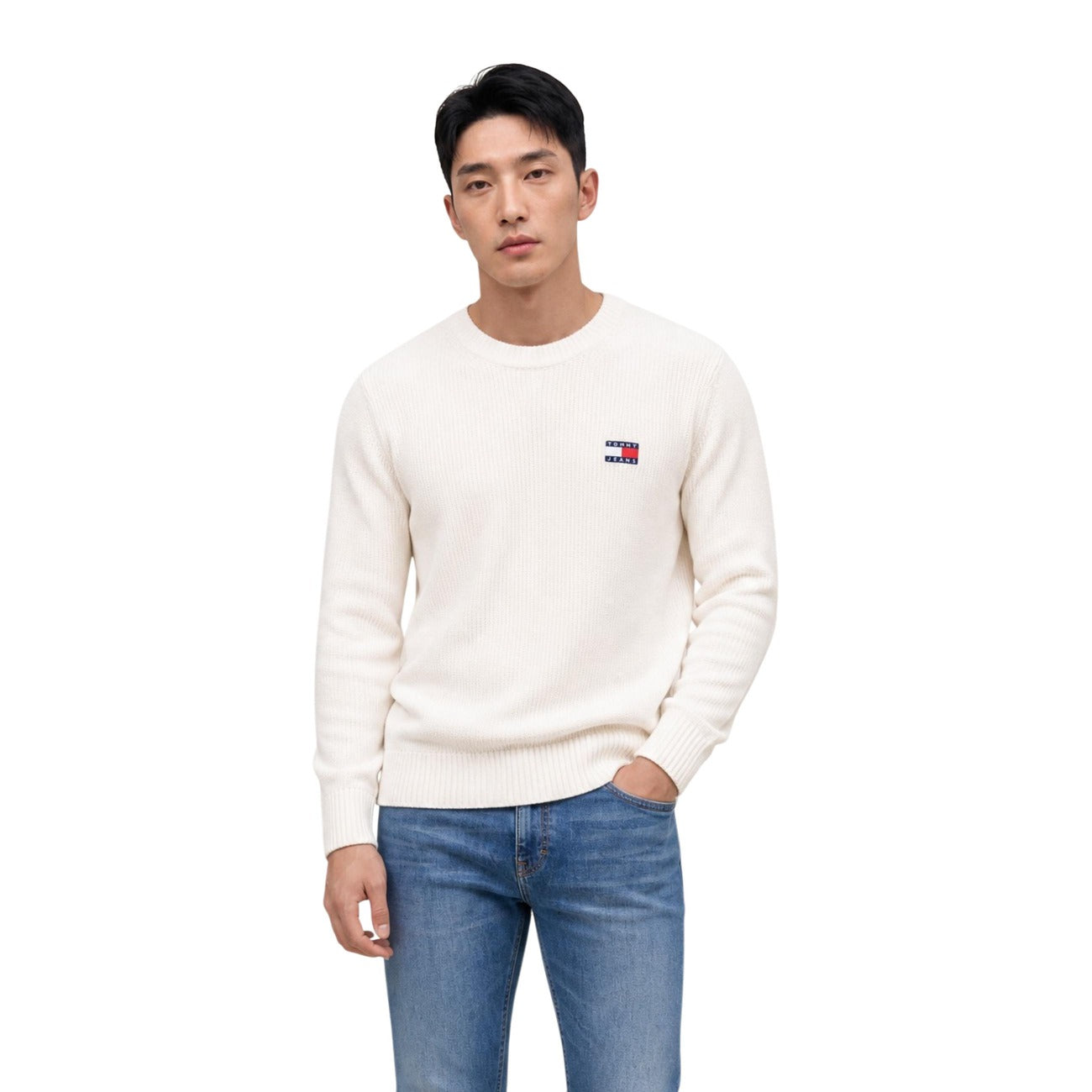 Maglione Tommy Jeans uomo bianco DM0DM20923. Pullover a girocollo in cotone sostenibile con lavorazione a maglia spessa, maniche lunghe, bordi a costine e logo classico applicato sul petto.