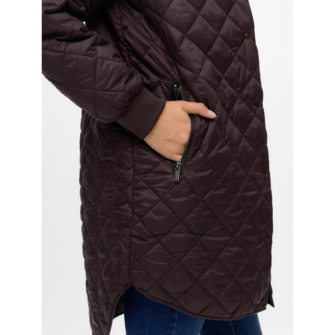 Giambotto donna Vero Moda marrone cioccolato 10252112. Cappotto corto leggero con cappuccio e bottoni automatici, giacca mezza stagione imbottita con polsini a coste, abbigliamento donna autunno invern