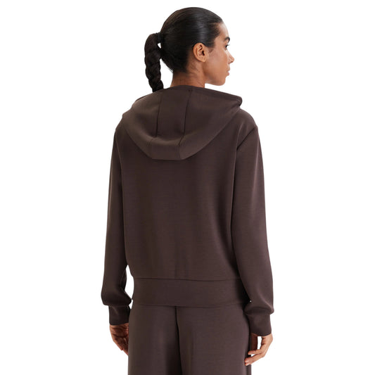 Felpa Cappuccio Marrone Donna Guess Active Olympe; Tessuto elasticizzato morbido in poliestere, modal e lycra. Chiusura con zip intera, maniche lunghe e logo applicato sul petto. Stile sportivo mezza stagione. Vista posteriore 