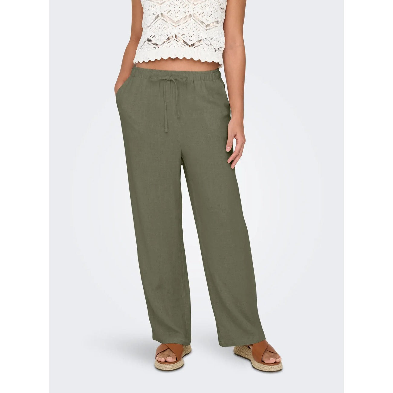 Pantaloni dritti Only donna verde 15322263. Pantaloni estivi in lino e viscosa verde con fascia elasticizzata in vita, coulisse con lacci e tasche laterali, pantaloni casual traspiranti primavera estate.