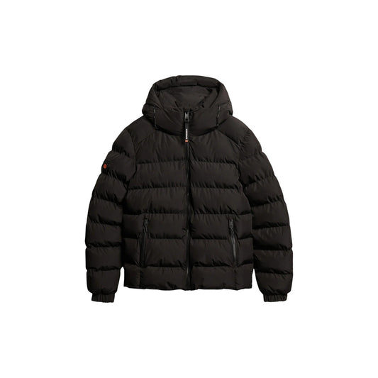 Giubbotto nero uomo Superdry Hooded Sports Puffer Jacket. Piumino sportivo idrorepellente in 100% poliestere con cappuccio, fodera interna in pile, chiusura zip e orlo regolabile.