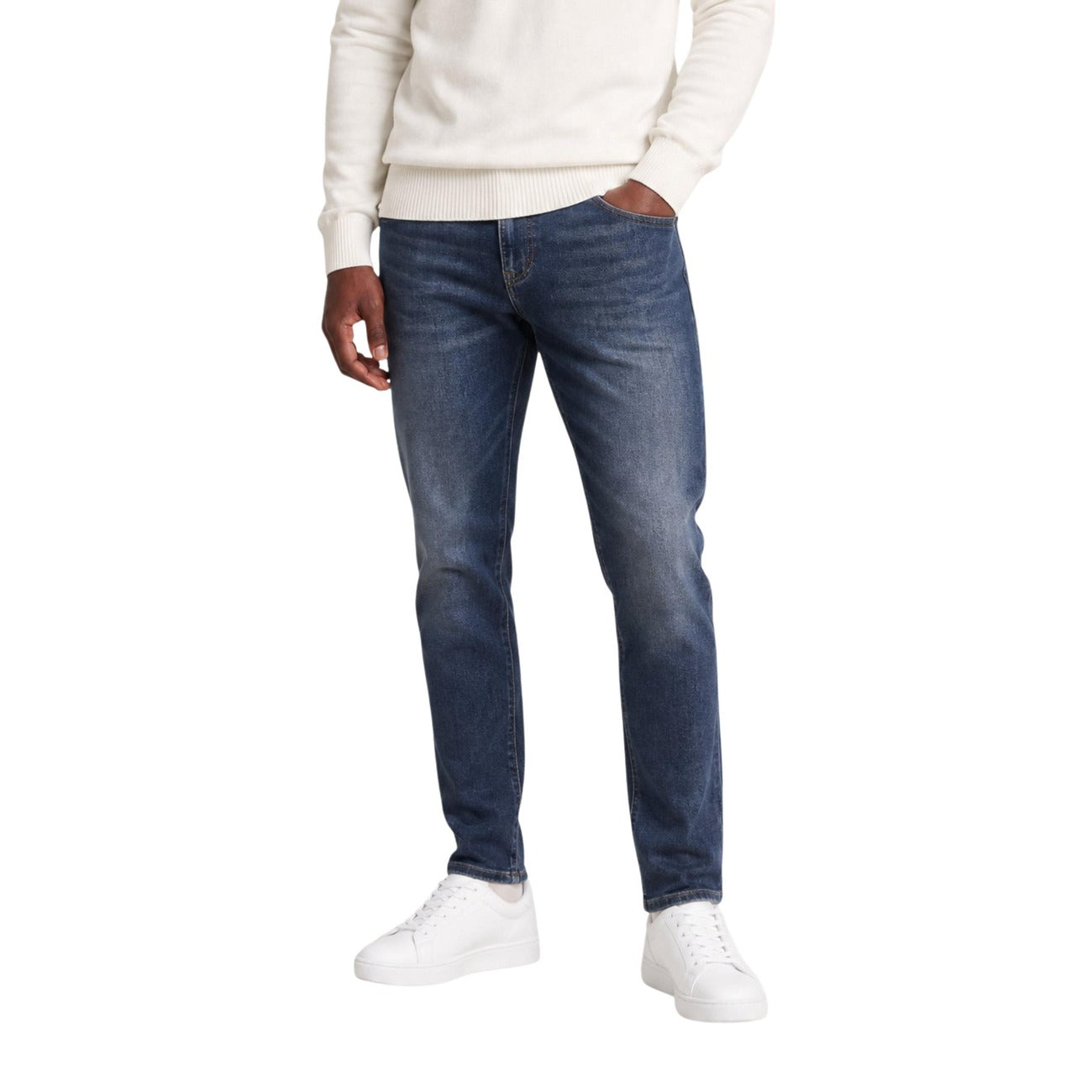 Jeans Slim Blu Uomo Tommy Hilfiger Scanton; Tessuto 99% cotone e 1% elastam. Modello 5 tasche, altezza vita regular con chiusura a cerniera lampo e bottone. Dettagli logo istituzionali, stile casual 4 stagioni. Vista frontale 