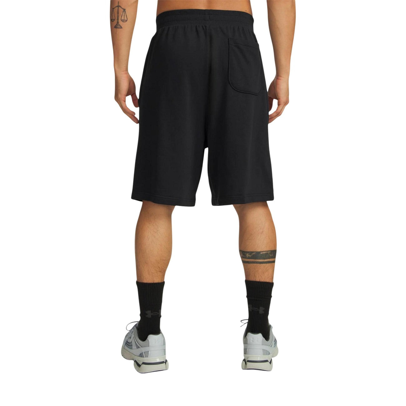 Bermuda Uomo Neri Under Armour Sportivi; Pantaloncino in spugna leggera misto cotone con stampa logo laterale. Vita elastica, tasche laterali e tasca posteriore, stile activewear e tempo libero. Posteriore 