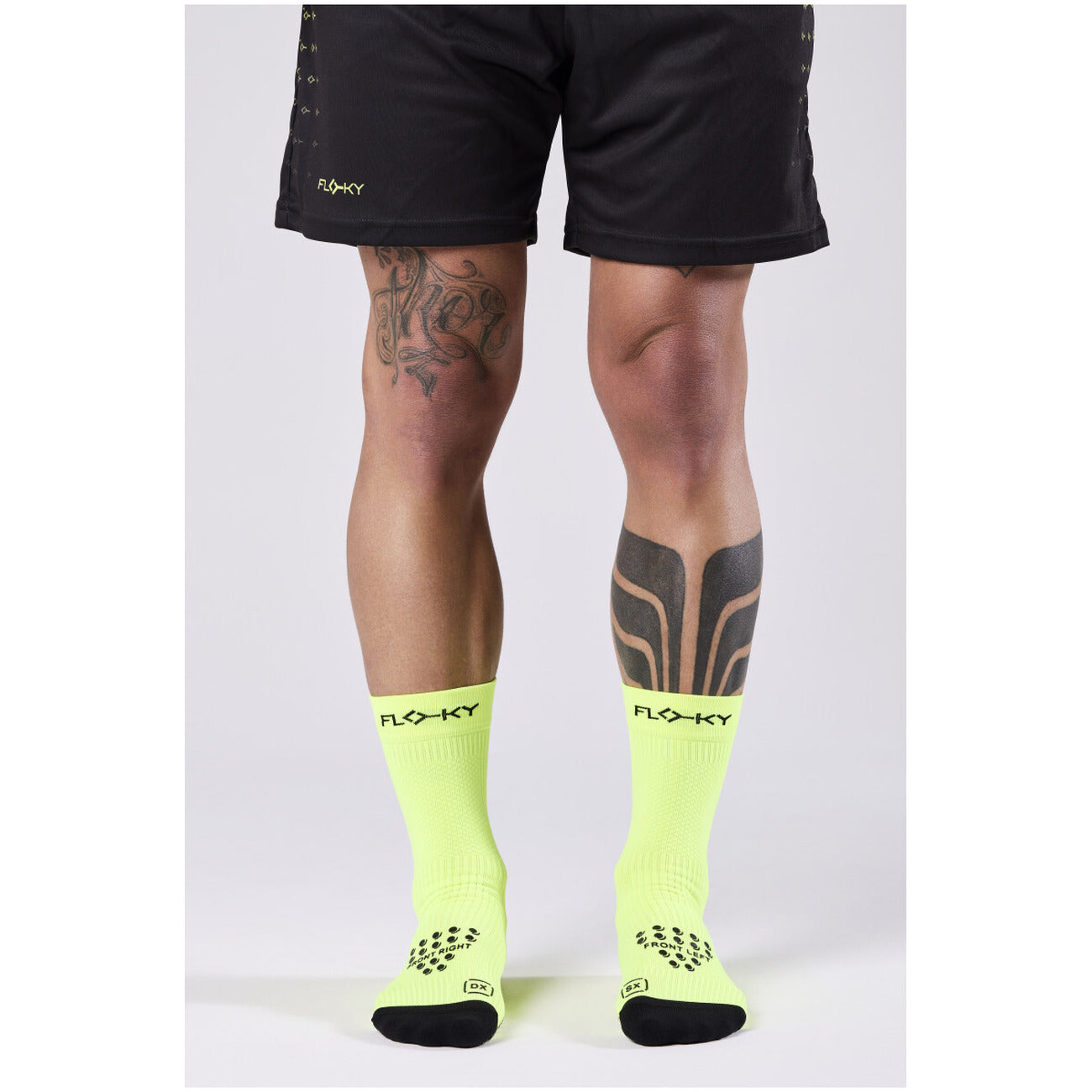 calze biomeccaniche Floky S-Mash, ideali per tennis e padel, progettate per proteggere il tendine d'Achille e offrire stabilità. Colore giallo fluo vista frontale indossati 