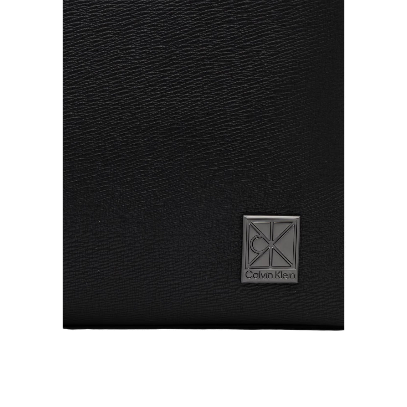 Zaino Flap Calvin Klein Emblem; Nero. 100% Poliuretano, chiusura a pattina con cerniera, tasca frontale zippata, schienale tecnico traspirante. Dimensioni generose (29x42 cm), stile minimal-urbano 4 stagioni. Dettaglio logo 