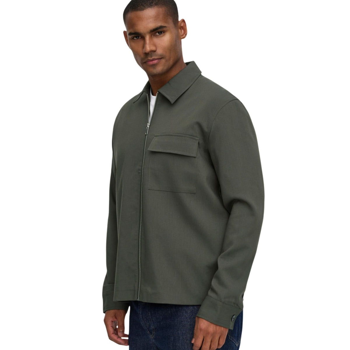 Overshirt giacca camicia verde uomo Only & Sons 22038673. Giacca leggera casual in poliestere, viscosa ed elastan con collo camicia, cerniera frontale e tasca pettorale.
