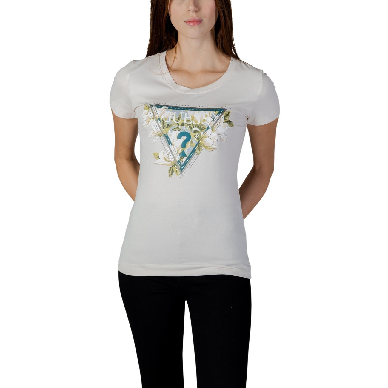 T-shirt Guess Camelia Triangle; Bianco. Cotone elasticizzato, vestibilità slim. Logo con strass applicati, girocollo, maniche corte. Stile iconico e femminile.