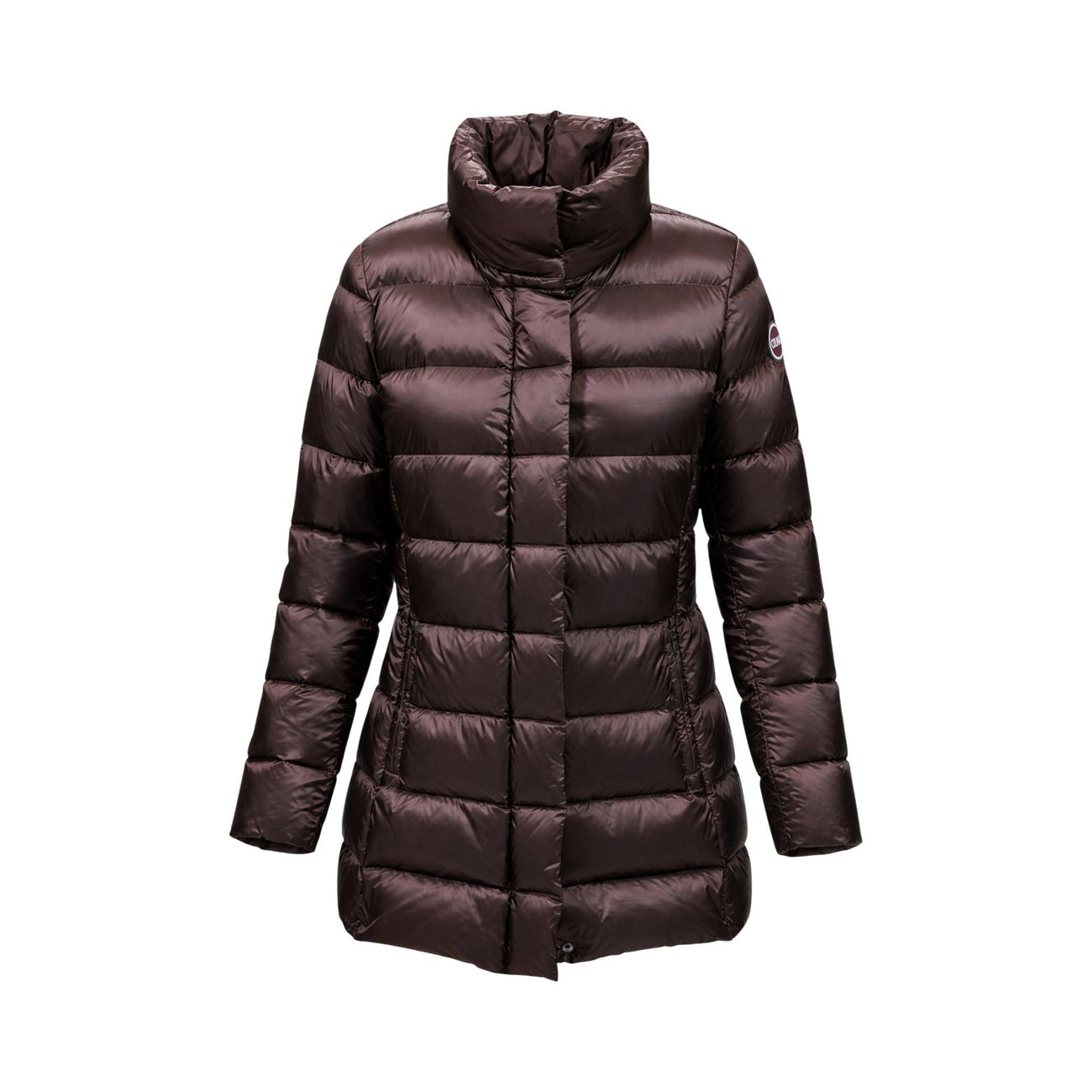 Piumino Colmar donna marrone scuro sciancrato. Giaccone invernale svasato idrorepellente con collo alto, imbottitura in piuma d'oca naturale certificata RDS, tessuto riciclato e patch logo Colmar Originals.