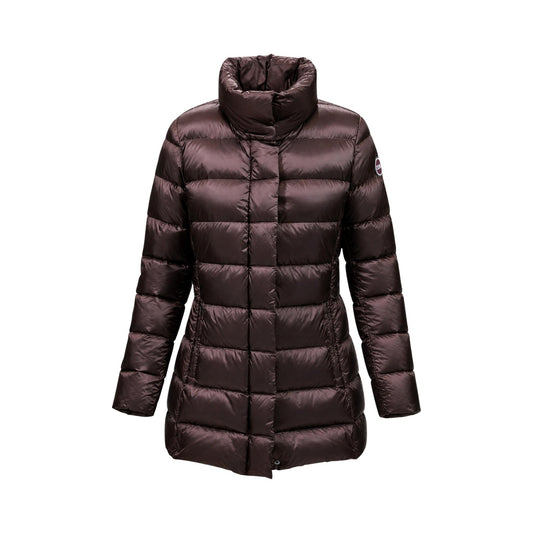 Piumino Colmar donna marrone scuro sciancrato. Giaccone invernale svasato idrorepellente con collo alto, imbottitura in piuma d'oca naturale certificata RDS, tessuto riciclato e patch logo Colmar Originals.
