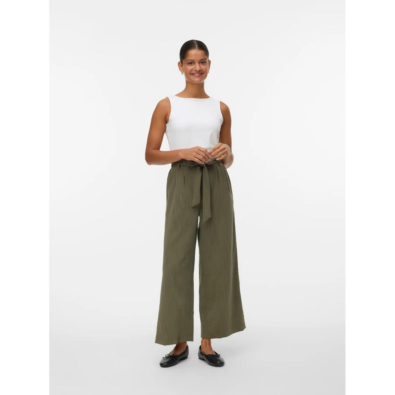 Pantaloni Donna Fantasia  Verde Vero Moda Culotte; Taglio wide leg a gamba larga con lunghezza al polpaccio in misto viscosa fluida. Vita alta con cordino regolabile e tasche anteriori, stile casual primavera-estate.
