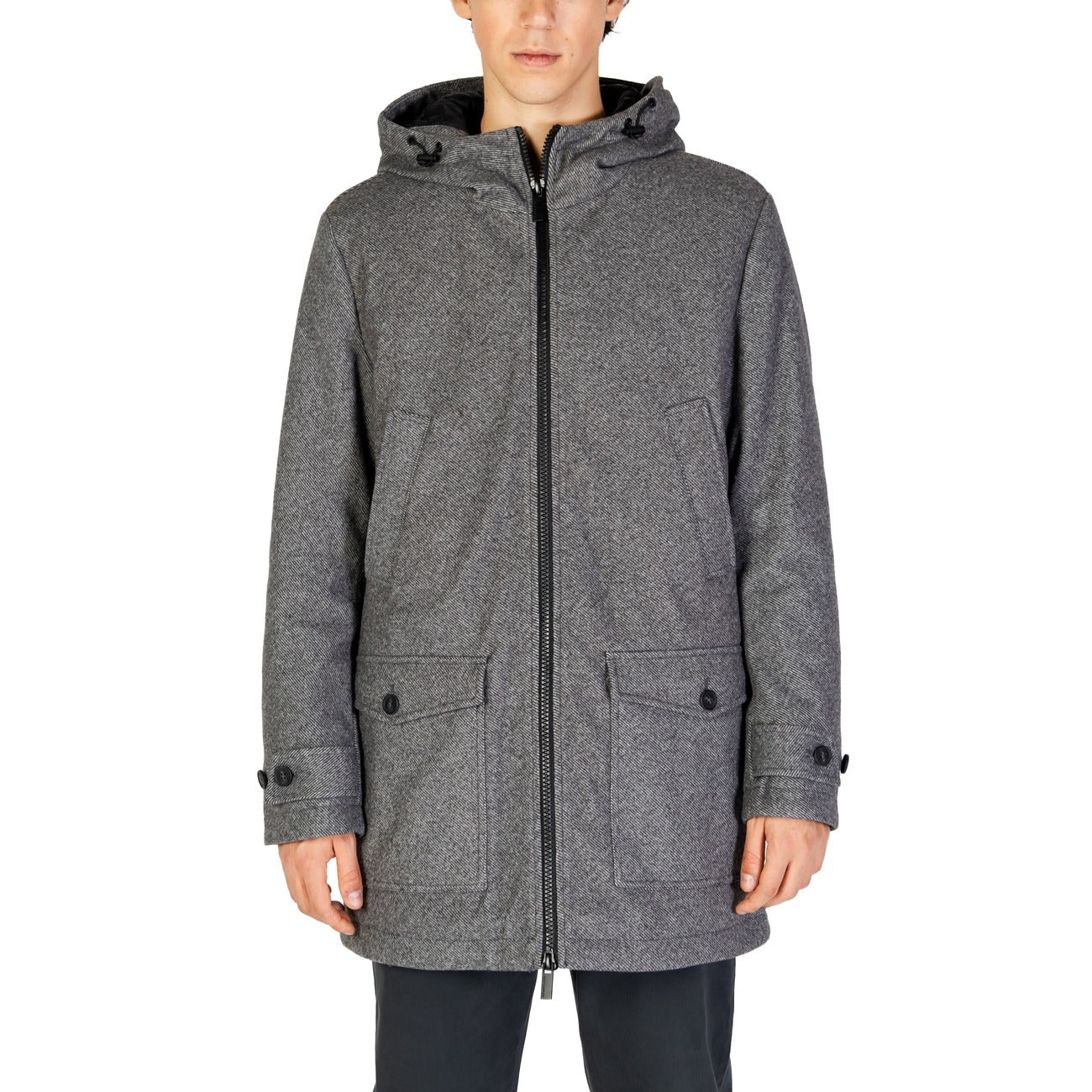 Parka Hamaki-Ho in Panno; Grigio Antracite Melange. Cappuccio con coulisse, chiusura zip e bottoni, tasche con patta. Capospalla uomo caldo e strutturato dal taglio contemporaneo. Vista frontale 