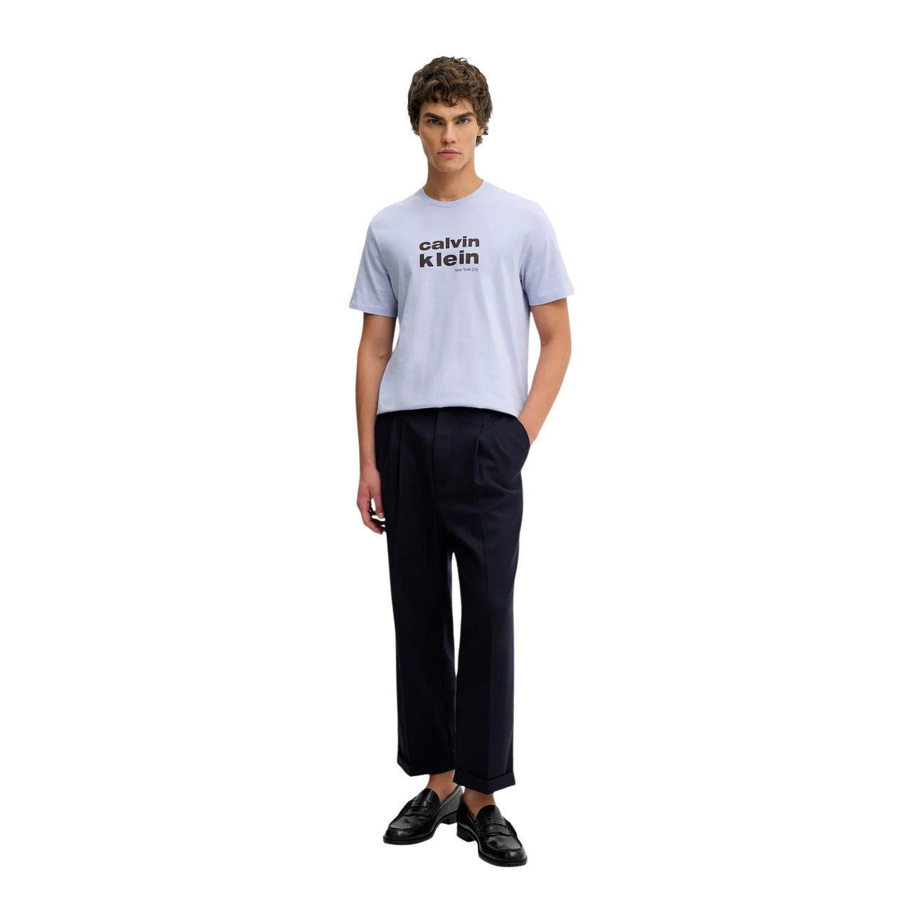 T-shirt CK Jeans NYC; 100% Cotone. Vestibilità regolare, logo New York City frontale, maniche corte. Maglia uomo fresca e iconica per la stagione PE26. Vista frontale colore lilla 