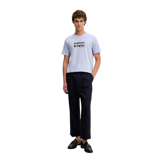 T-shirt CK Jeans NYC; 100% Cotone. Vestibilità regolare, logo New York City frontale, maniche corte. Maglia uomo fresca e iconica per la stagione PE26. Vista frontale colore lilla 