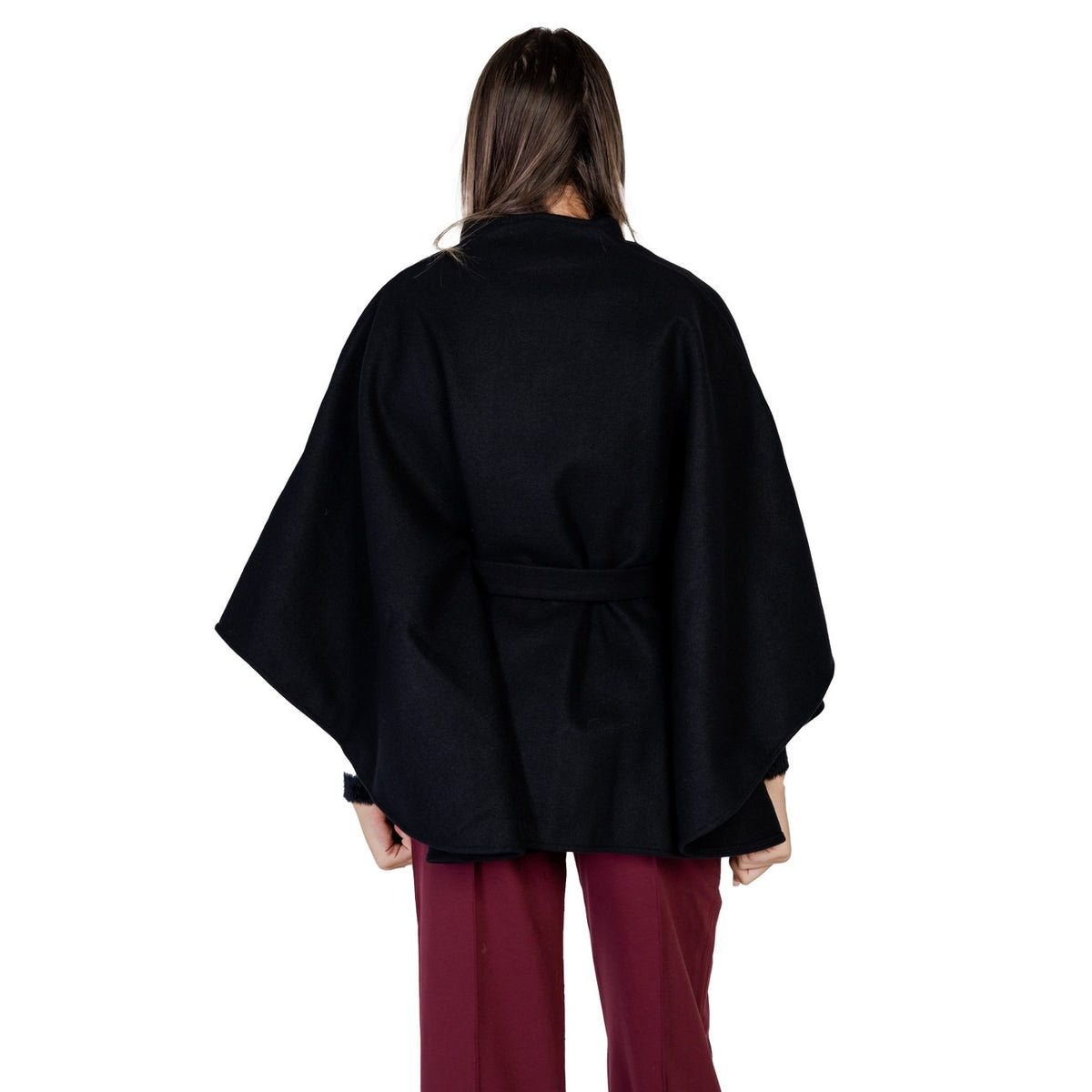 Mantella nera donna Morgan De Toi 242-5BELT. Capospalla nero elegante in misto viscosa con scollo incrociato, maniche corte a tre quarti e cintura in vita.