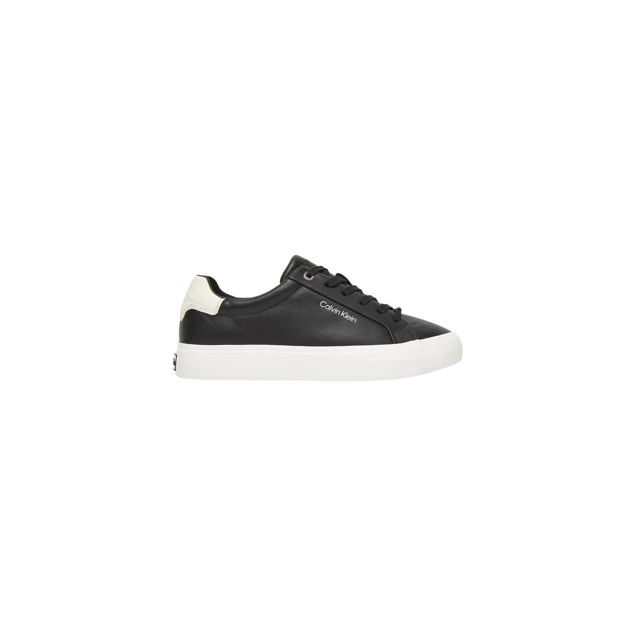 Sneakers Calvin Klein Vulcanized; 100% Pelle Liscia. Suola in gomma naturale, soletta in schiuma, fodera traspirante. Dettagli moiré, chiusura con asole metalliche, stile essenziale e raffinato. Colore nero. Vista laterale 
