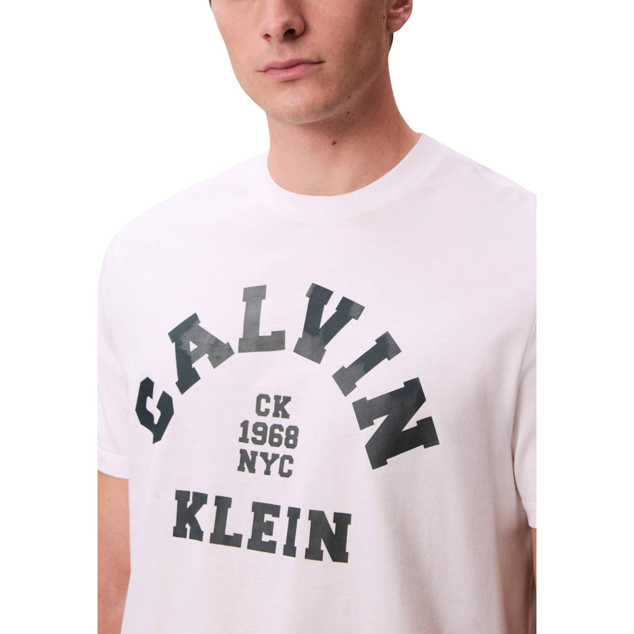 T-shirt CK Jeans Bianca; 100% Cotone. Regular fit, stampa logo frontale, girocollo. Leggera, versatile e traspirante per la stagione calda. Dettaglio logo 