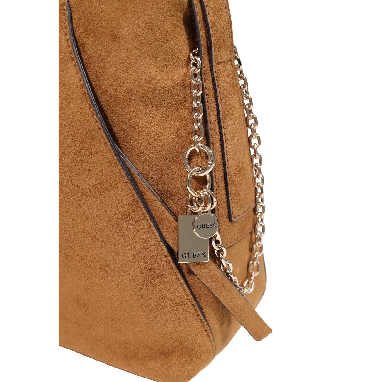 Borsa Tracolla Marrone Guess Coleen; Tessuto 100% poliestere effetto scamosciato. Doppio manico regolabile per porto a spalla o a mano, ampio scomparto con zip. Logo a triangolo e charm metallico, stile casual-luxury 4 stagioni. Dettaglio 