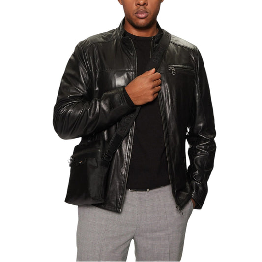 Borsello Boss uomo nero 50536169 con tracolla - vista frontale indossato da modello
