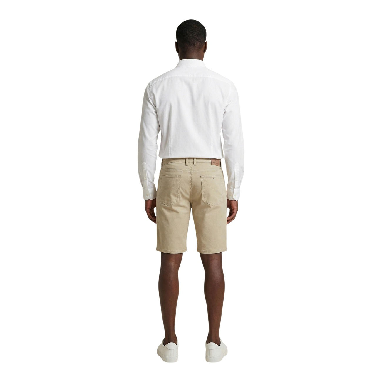 Bermuda Jeckerson Jayden Slim; 98% Cotone, 2% Elastam. Modello 5 tasche con toppe iconiche, tessuto stretch leggero. Short uomo raffinati e confortevoli, Made in Italy. Colore beige chiaro. Vista posteriore 