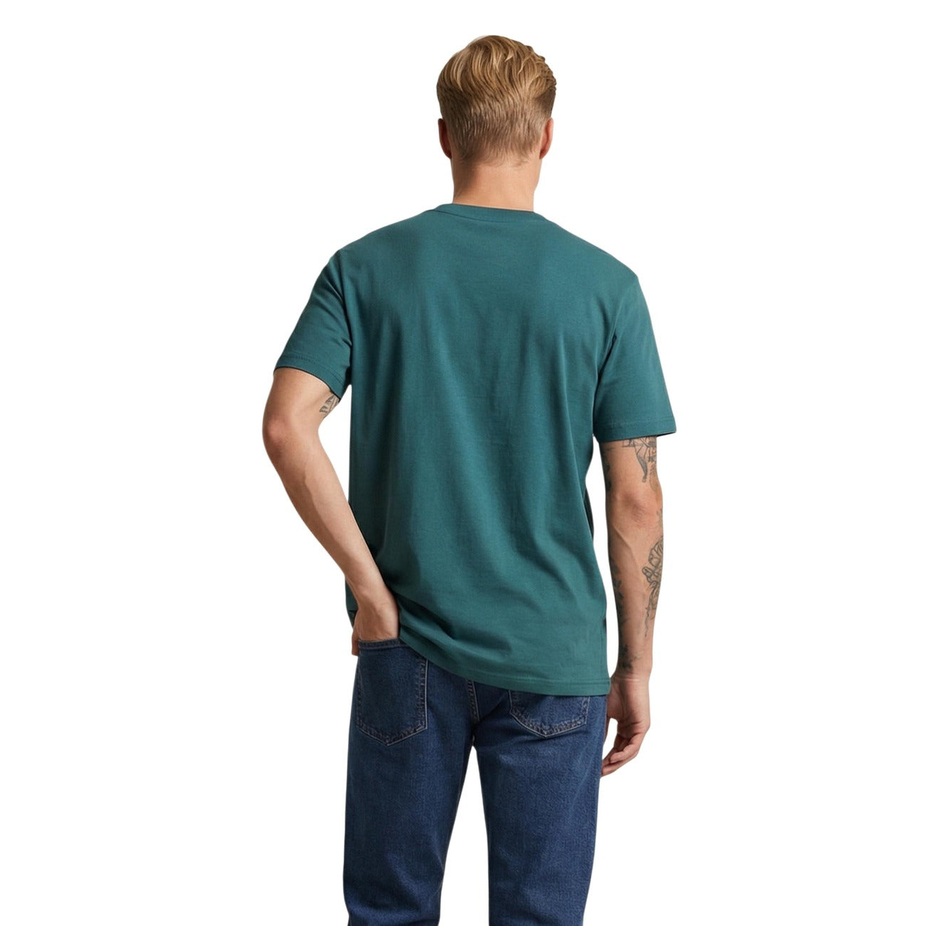 T-shirt New Balance Verde; 100% Cotone. Logo piccolo sul petto, maniche corte, girocollo. Vestibilità regular, perfetta per outfit casual e sportivi in ogni stagione.Vista posteriore 